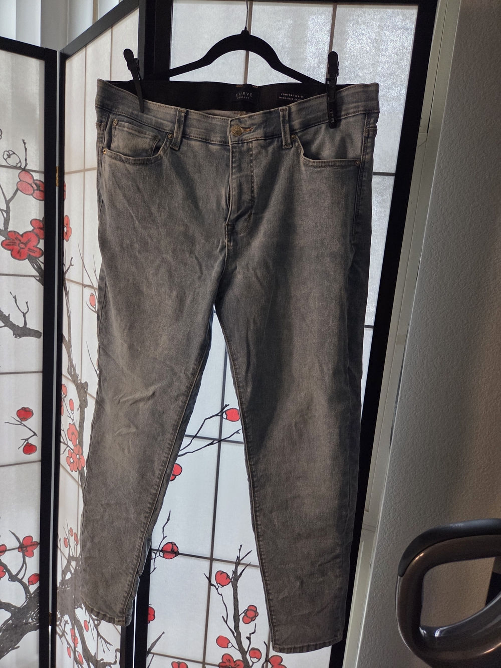 Women's Straight Leg Jeans in Lightwash Blue/grey